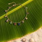 Bracelet coloré sur feuille tropicale