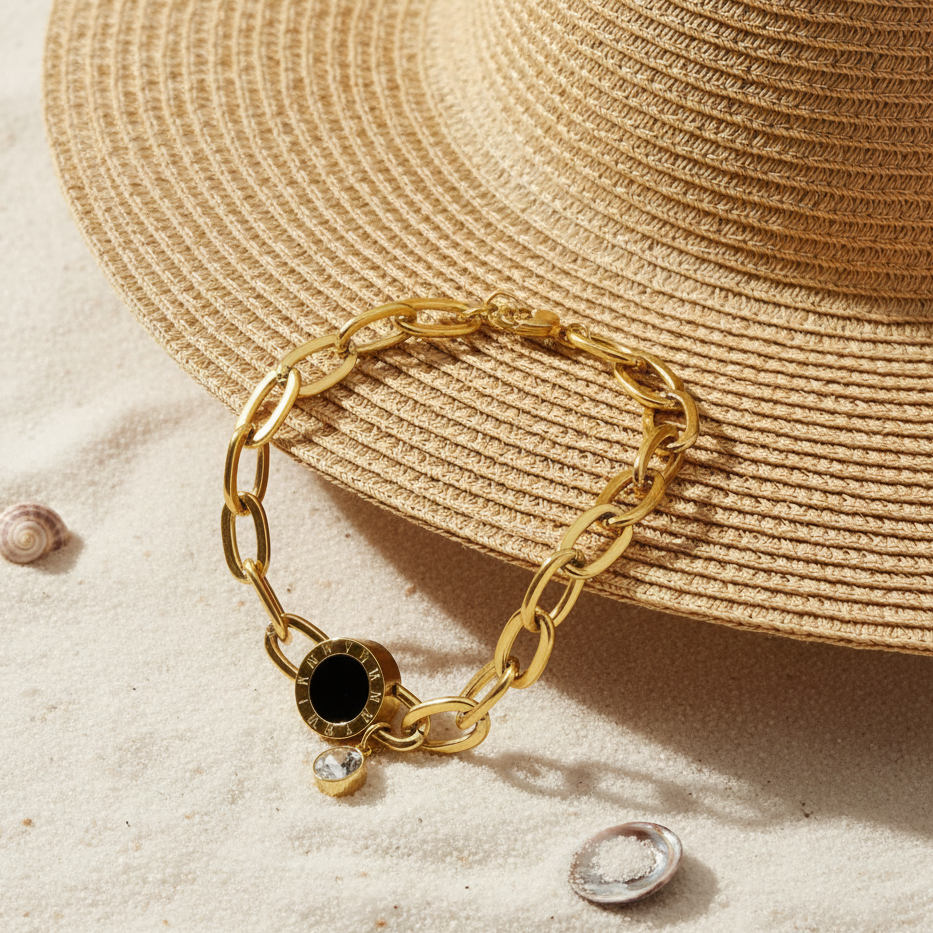 Bracelet médaillon sur chapeau de paille