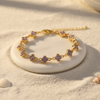 Bracelet mauve clair sur marbre et sable