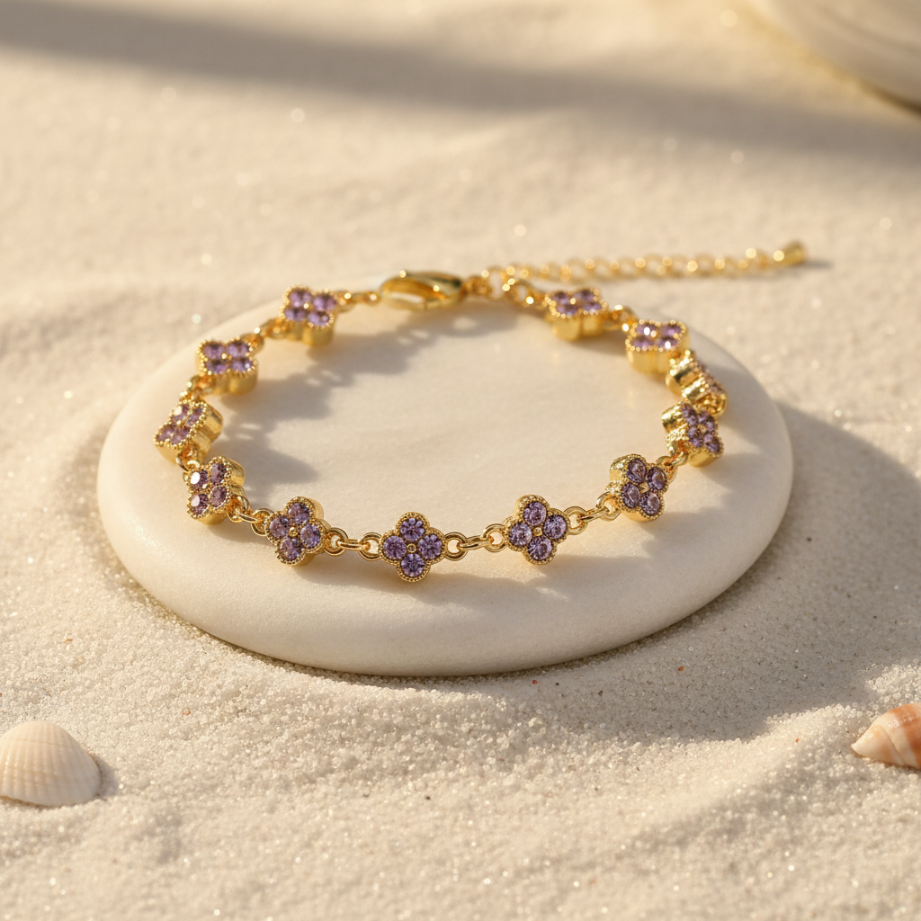 Bracelet mauve clair sur marbre et sable