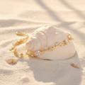 Bracelet or blanc sur coquillage
