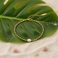 Bracelet sur feuille tropicale