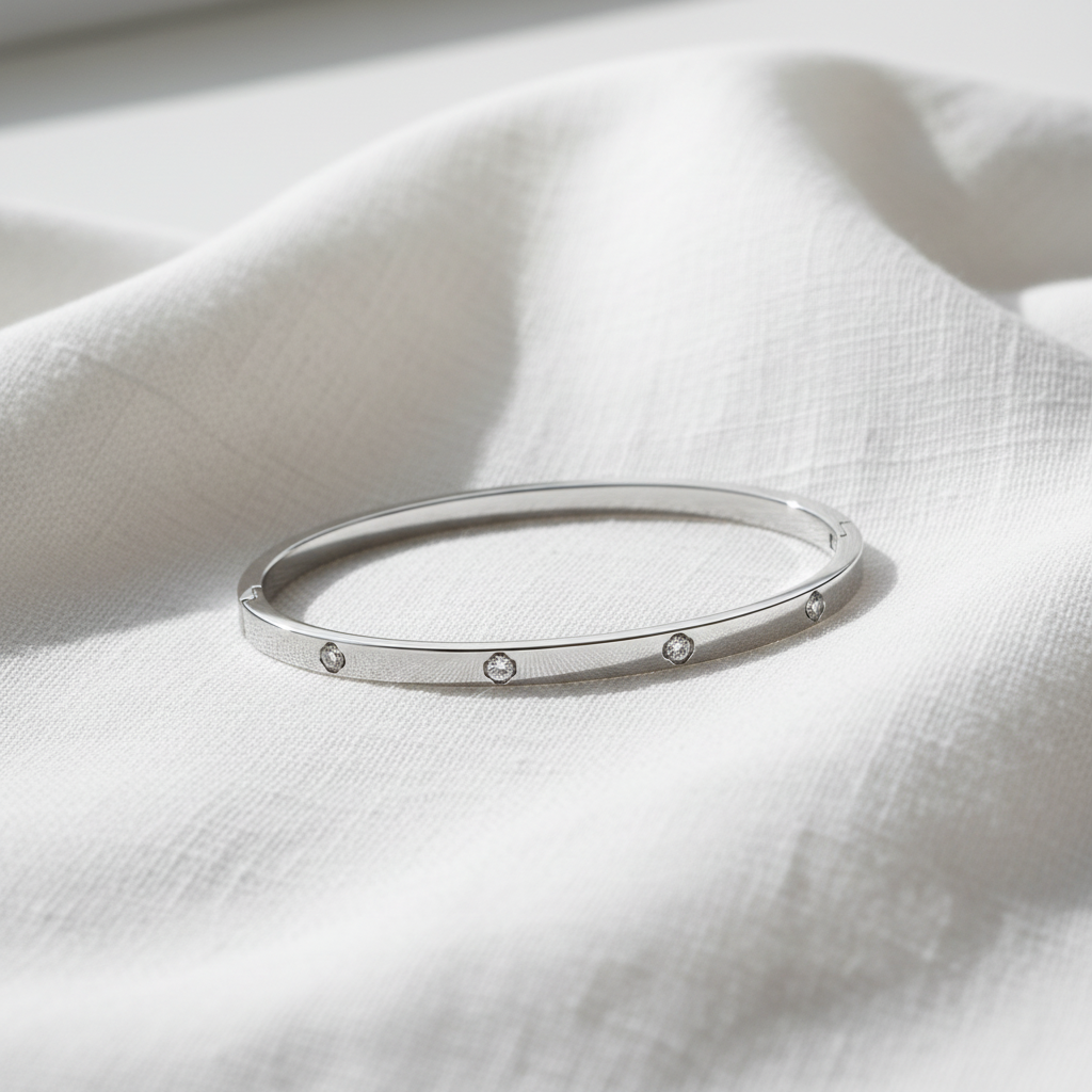 Bracelet sur tissu blanc naturel