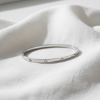Bracelet sur tissu blanc naturel
