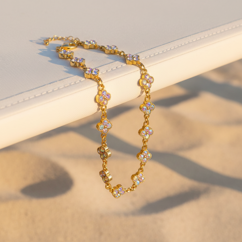 Bracelet trèfles irisés sur transat