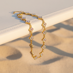 Bracelet trèfles irisés sur transat