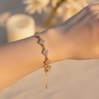 Bracelet trèfles roses au poignet