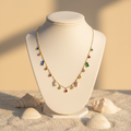Collier coloré sur présentoir