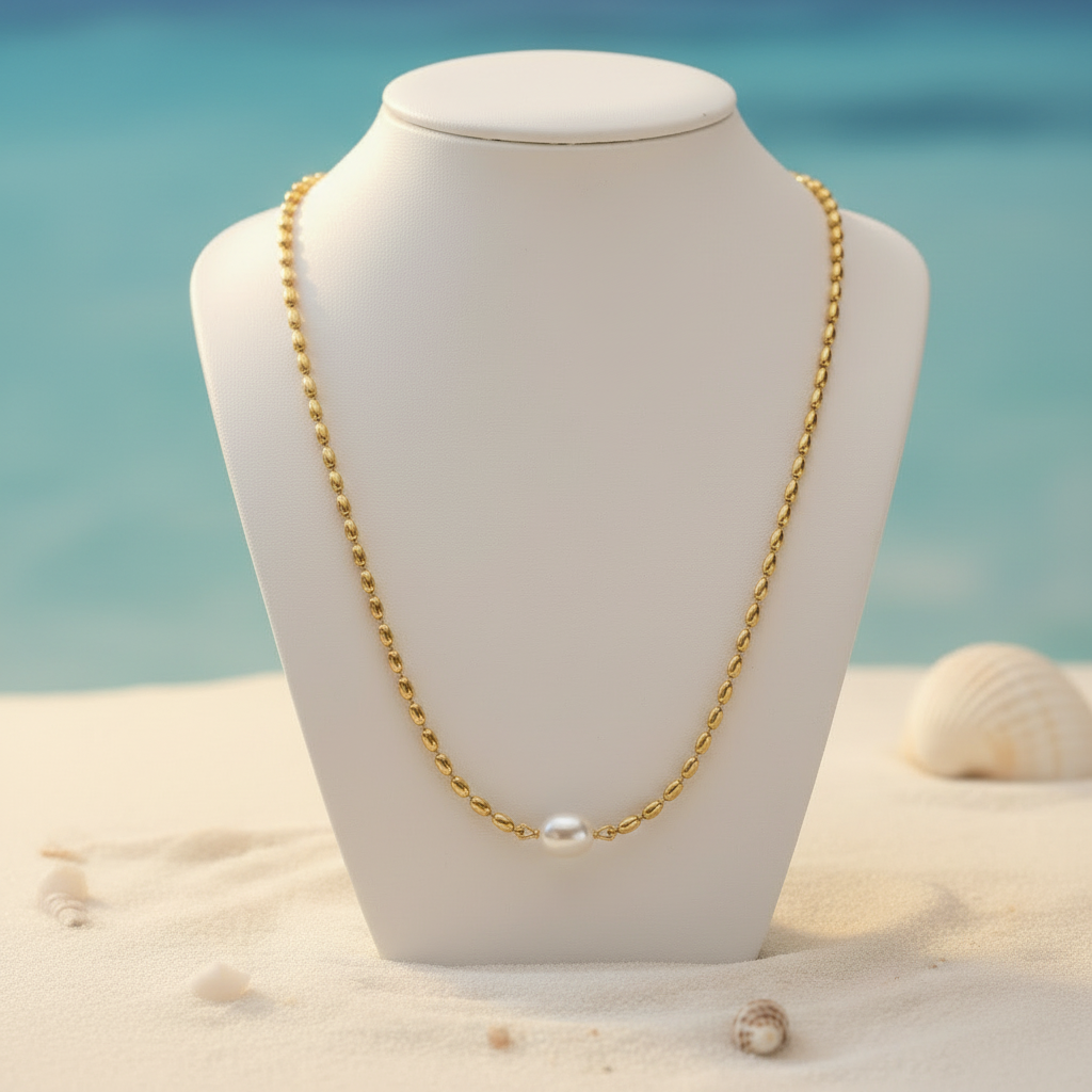 Collier doré perle sur présentoir