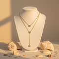Collier sur présentoir avec coquillages